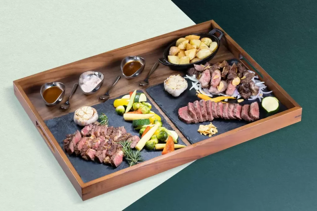 南港老爺行旅Soft Kitchen「馬上FOOD有」尾牙春酒精選五道中式大菜,「直火爐烤牛肉三重奏」嚴選澳洲沙朗牛肉、牛肋條羽翼板牛肉,口感層次豐富。