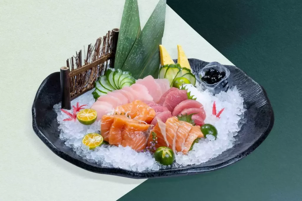 南港老爺行旅Soft Kitchen「馬上FOOD有」主餐海味升級,「旺年豐收刺身拼盤」嚴選鮮甜鮪魚、旗魚、鮭魚,口感鮮甜豐美。