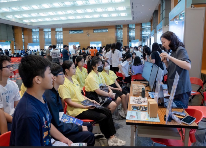 新北市教育局日前舉辦全國首場「國際量子科技展」,協辦的台灣學聯集結國內外頂尖產官學研單位同台交流,盛況空前。(圖/台灣學聯)