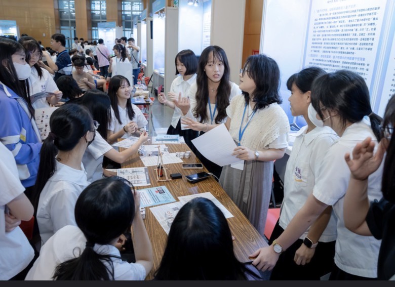 新北市教育局日前舉辦全國首場「國際量子科技展」,台灣學聯邀請輝達鴻海研究院,打造量子科技人才平台。(圖/台灣學聯)