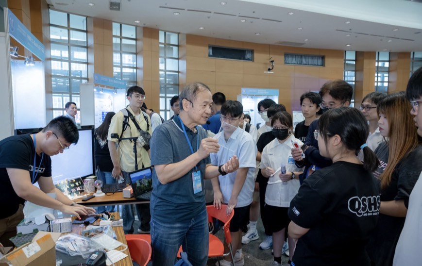 新北市教育局舉辦全國首場「國際量子科技展」,將大型實驗室「縮小」成現場攤位,讓學生直接觀察超導體等實驗成果,大幅縮短了產學距離。(圖/台灣學聯)
