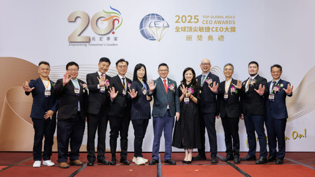 長宏專案創辦人周龍鴻博士(中)與講師群。