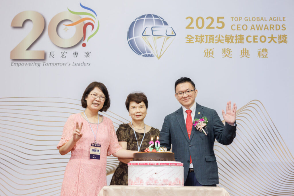 長宏專案創辦人周龍鴻博士(右)與母親張瑛砡女士(中)及長宏專案總教練陳麗琇(左)。