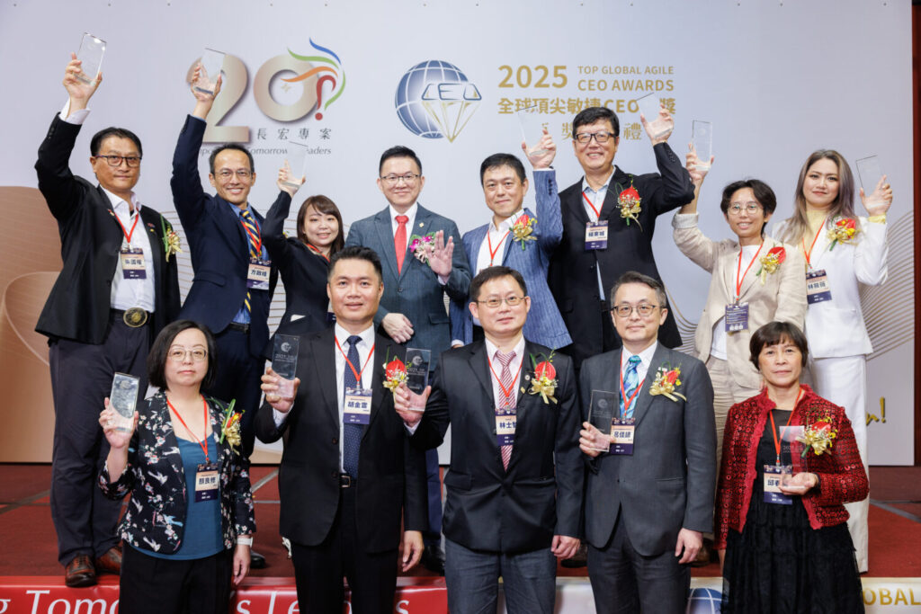 2025 全球頂尖敏捷 CEO 大獎得獎者：（上排左起）朱國權、方啟峰、洪翊亞、林恭平、楊東城、吳昱品、林筱薇；（下排左起）顏良修、胡金雲、林士智、呂佳諺、邱春華