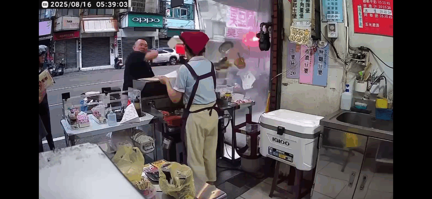 早餐店監視器畫面拍下黑衣男子情緒失控揮手動粗,女店員驚慌閃避,現場一片混亂。(圖/記者林照東翻攝)