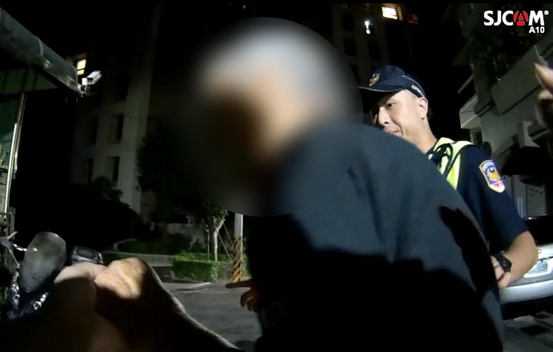 ▲ 爺爺趁著家人熟睡跑出家門,員警牽著他的手帶他平安返家。