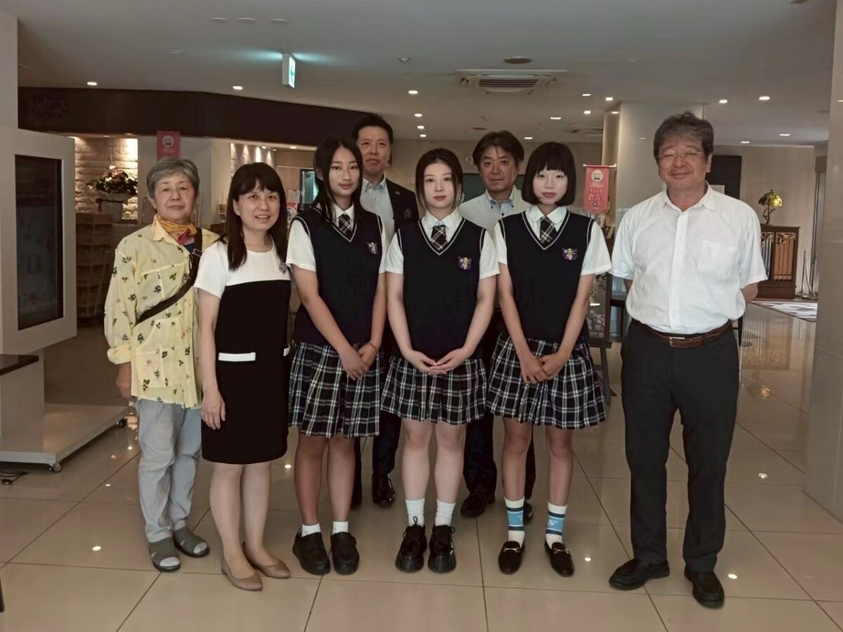 ▲師生抵達倉吉城市飯店,與日方夥伴開心合影展開精彩實習旅程。