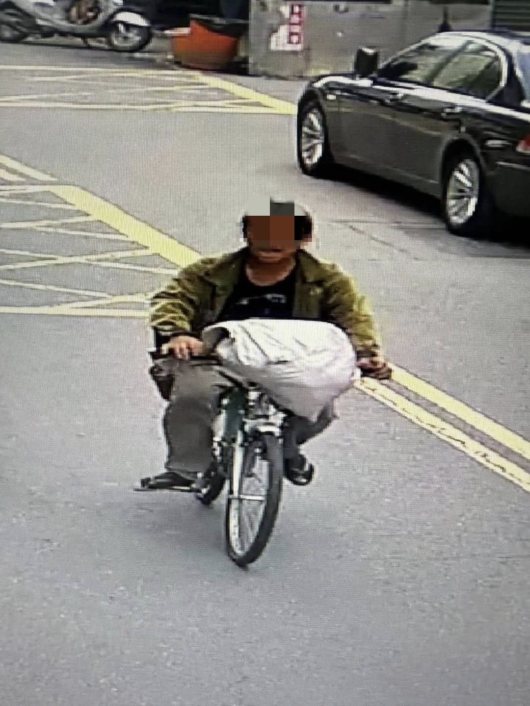 (有影片)/哇靠!員林男子騎車持刀亂砍車 路人全嚇傻 - https://www.watchmedia01.com