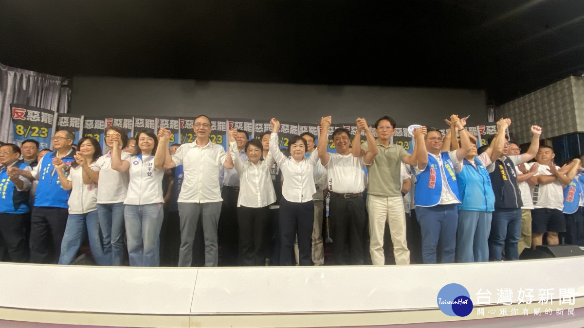 國民黨主席朱立倫、民眾黨主席黃國昌、台中市長盧秀燕等藍白政治人物相挺立委楊瓊瓔。