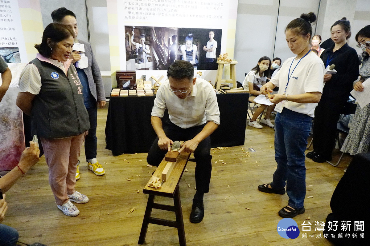 桃園市副市長蘇俊賓在木匠師黃裕凰指導中刨木片。<br /><br />