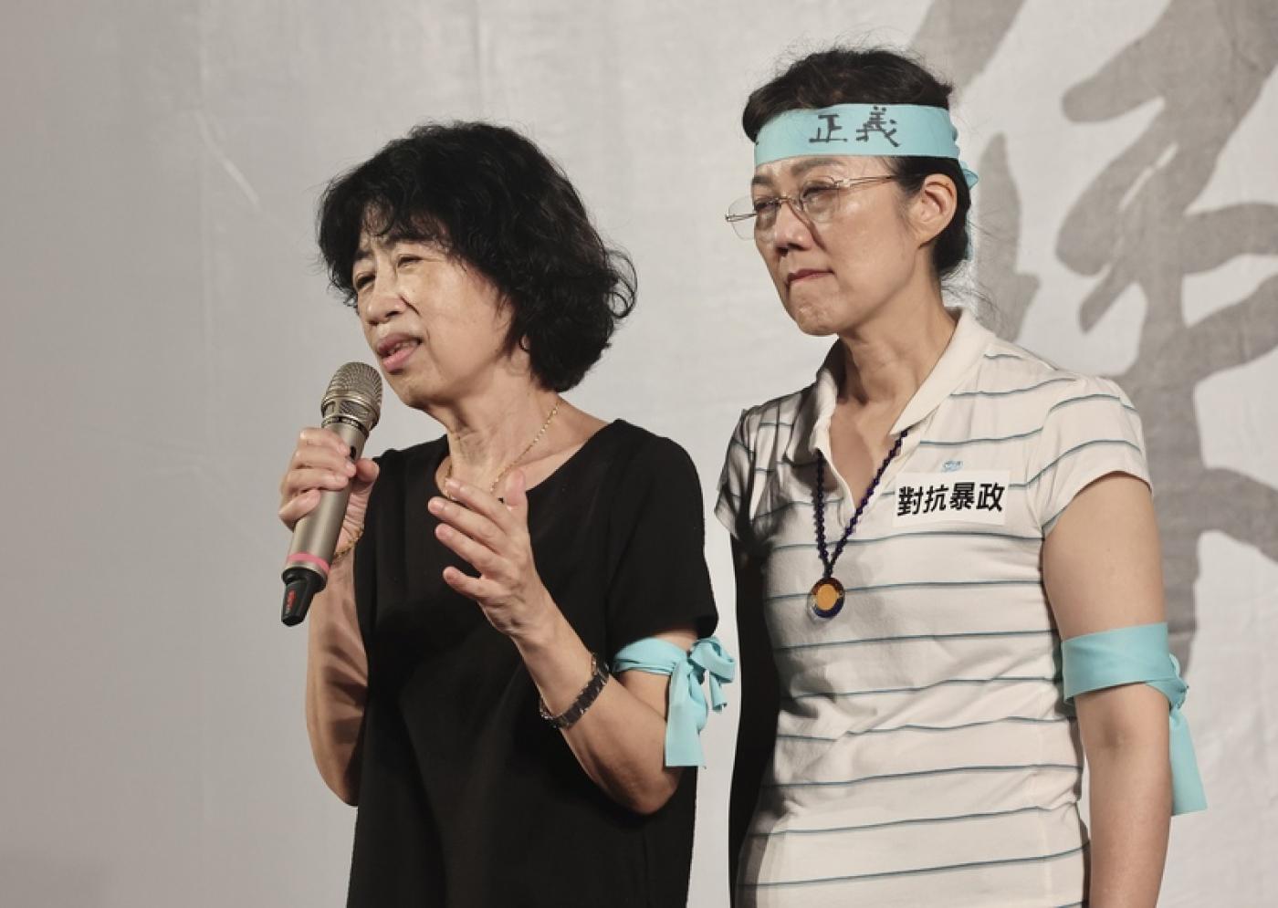 柯文哲收押禁見一年,陳佩琪情緒也出現異常,她坦言現在吃藥控制。圖為去年9月柯文哲收押禁見後,陳佩琪出現在民眾黨的聲援晚會。資料照片