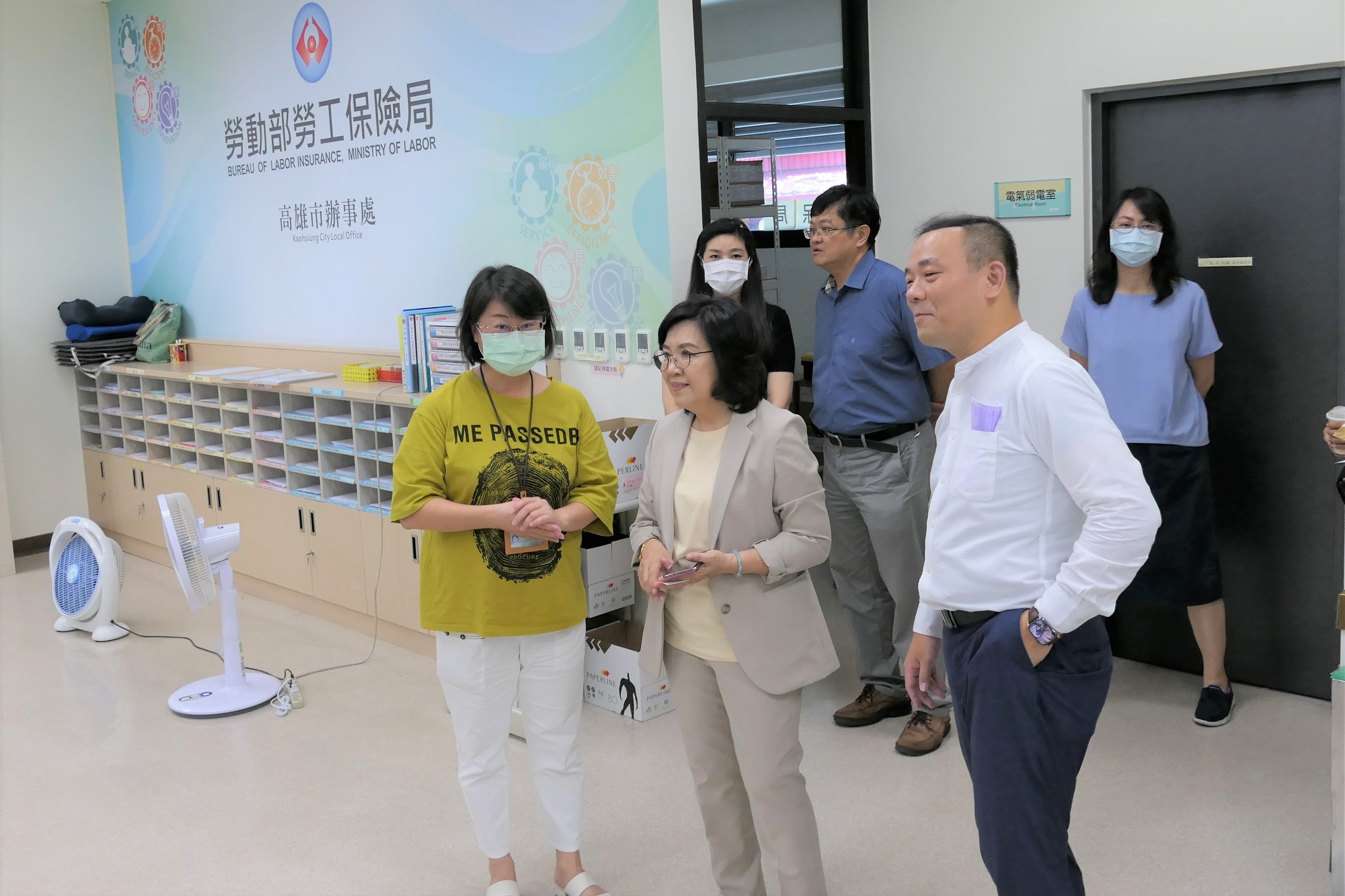 陳慧玲（前排中米色套裝）上任行政院南部辦公室副執行長，被視為澎湖縣長陳光復接班人選之一。翻攝行政院南部辦公室網站