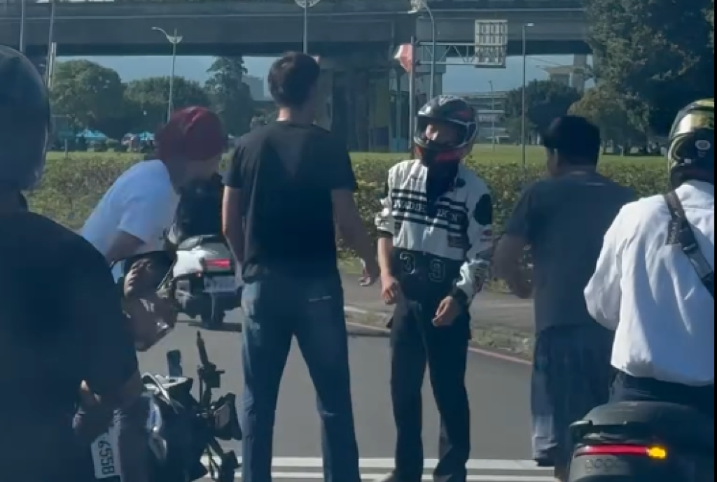 影/行車糾紛?騎士被拉下車「3打1」 民眾上班目擊:太扯了