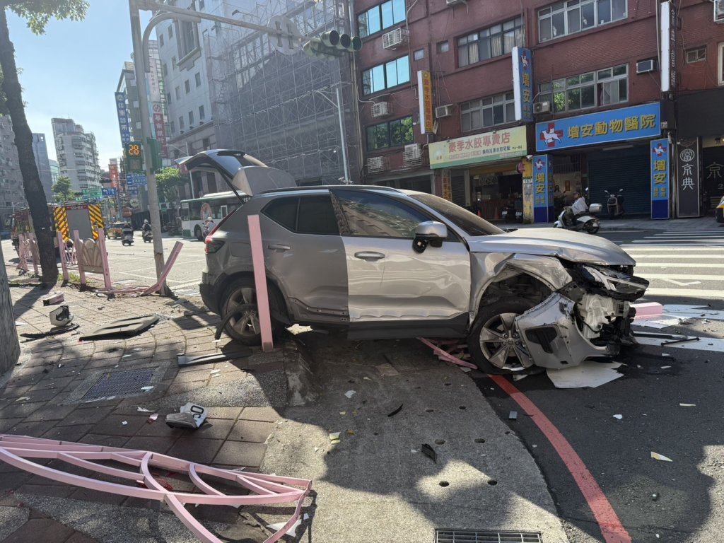 直行到一半疑癲癇發作 蘆洲男闖上人行道撞飛護欄