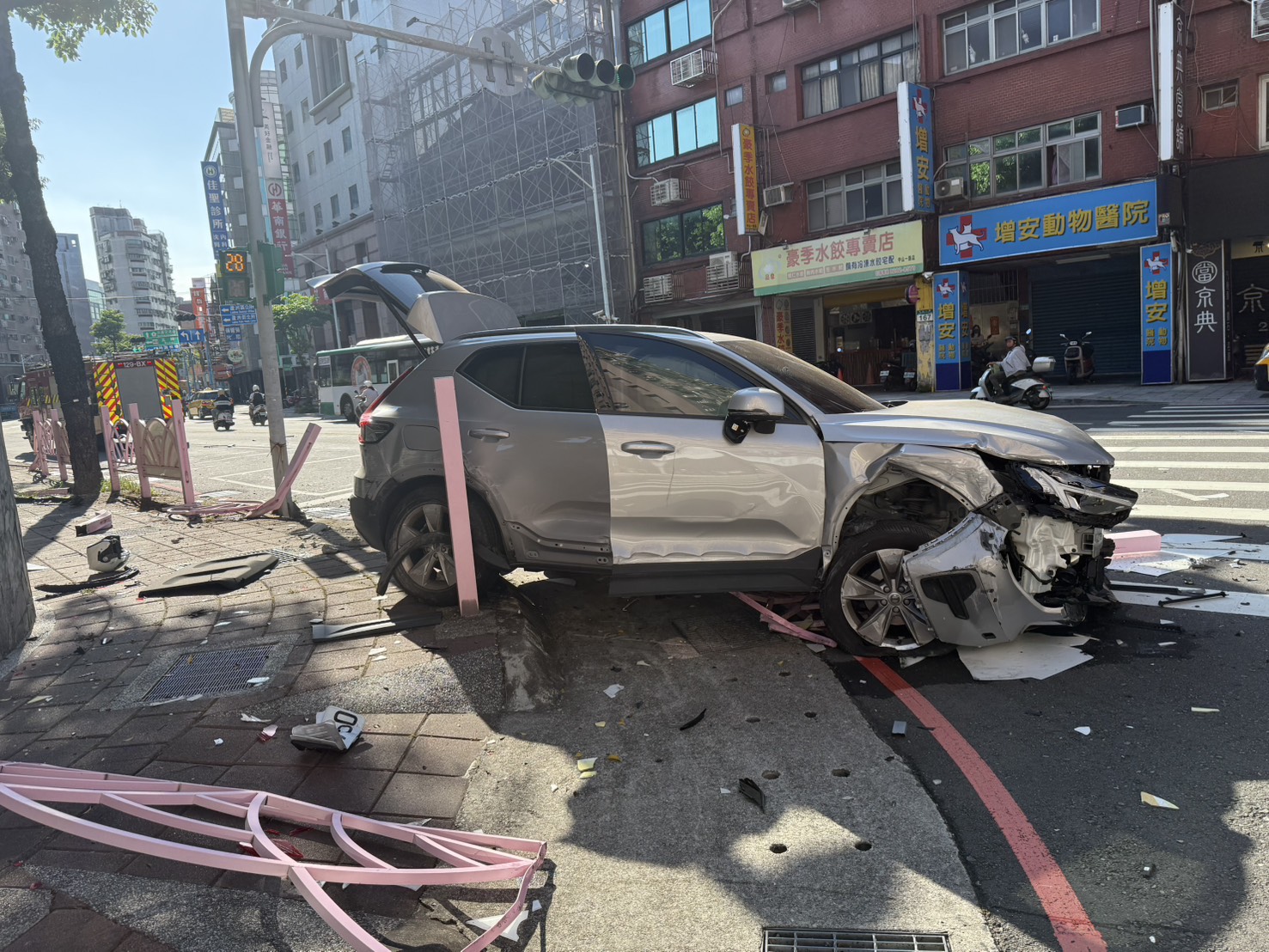 ▲新北市蘆洲區中山一路,今(18)日清晨發生1起自撞車禍。(翻攝畫面)