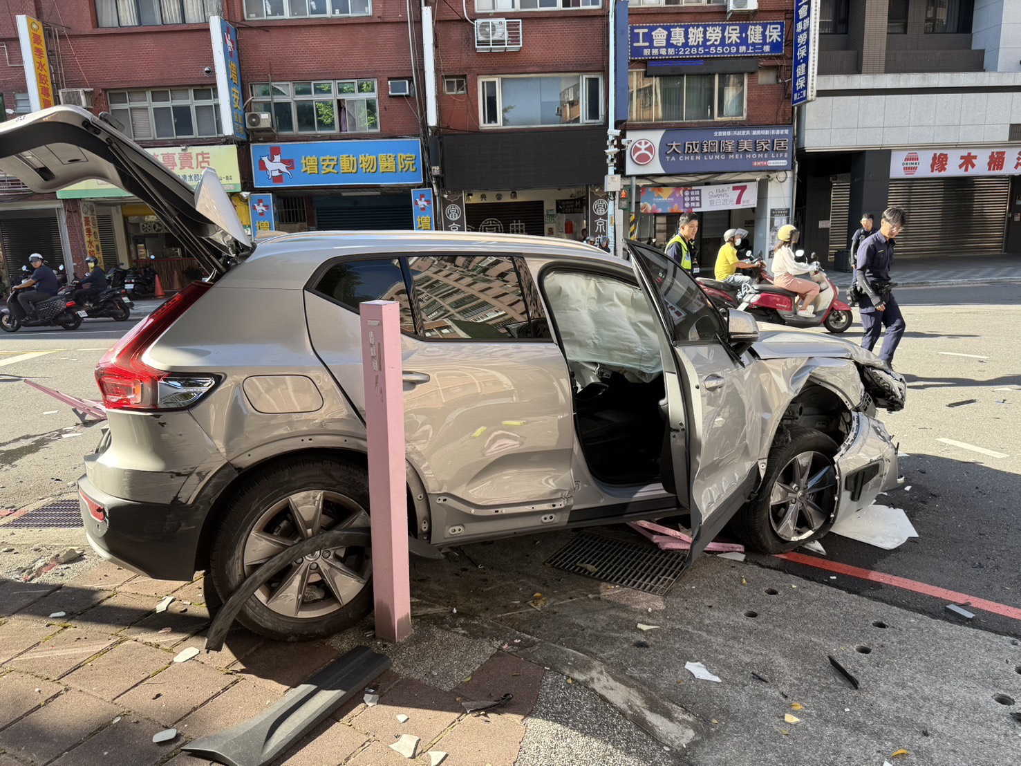 ▲50歲李姓男子駕駛自小客車,行經蘆洲區中山一路時,疑因癲癇發作,車輛失控撞飛人行道上的護欄。(翻攝畫面)
