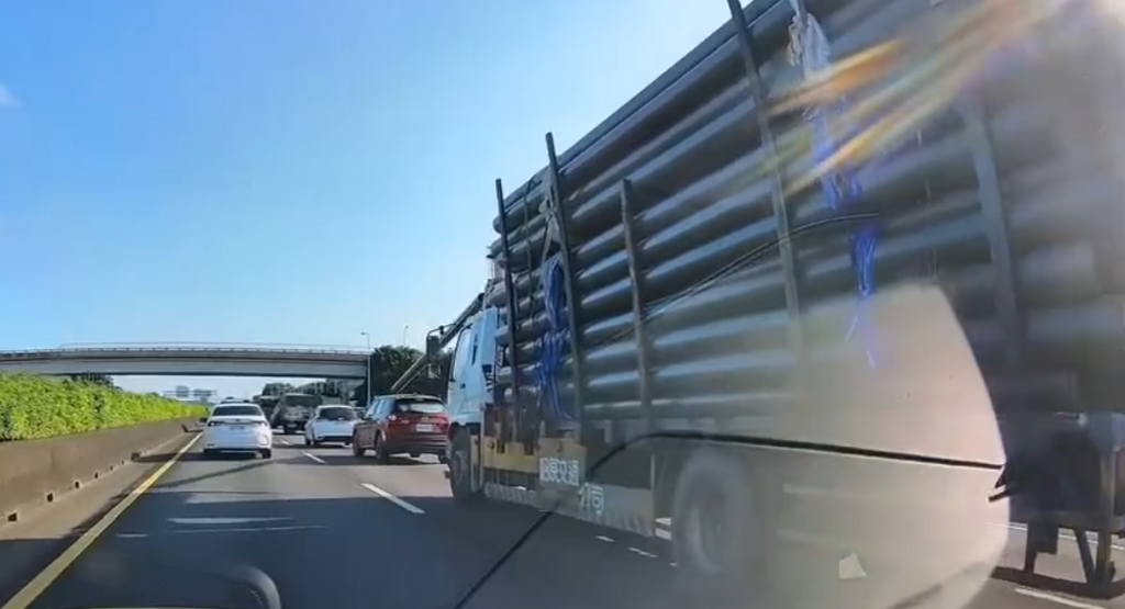砸車畫面曝光! 國道1號塑膠管從大貨車滑落砸前方自小客車車頂