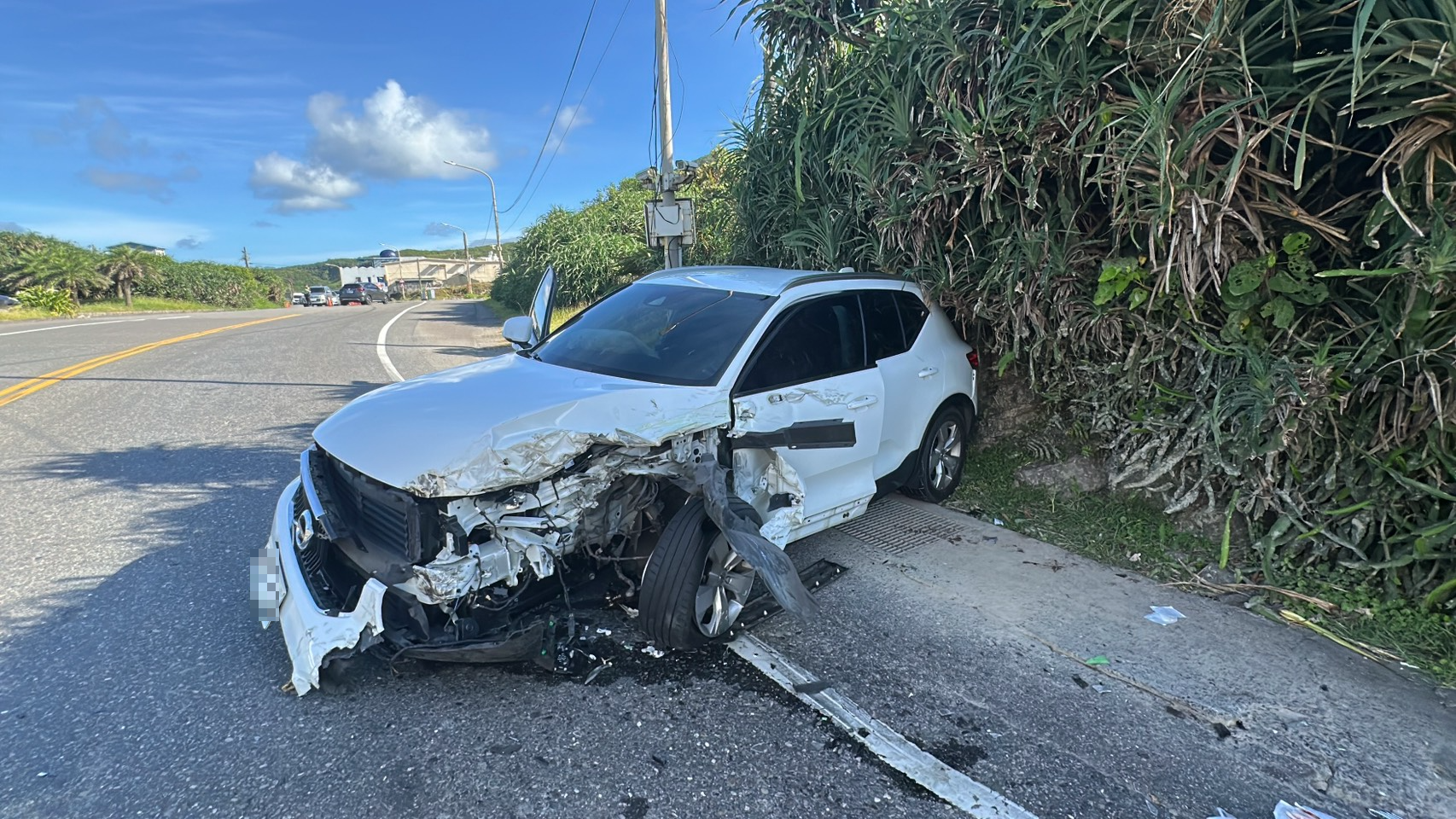 ▲66歲王姓男子駕駛「瑞典坦克」Volvo休旅車，沿台2線往宜蘭方向行駛。行經92.4K彎道處時，疑因車身偏離車道，跨越雙黃線與對向由59歲潘姓男子駕駛的貨櫃曳引車發生碰撞。（翻攝畫面）