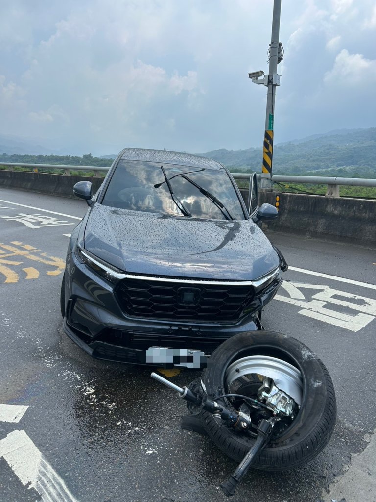 苗栗銅鑼休旅車自撞分隔島-駕駛父子輕傷-新車落地未滿月損失慘重