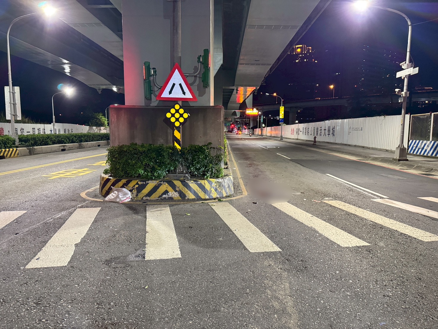 ▲警方調查，22歲洪男當時騎車沿著新北大道四段，往三重方向直行，疑因操作不慎直接撞上路旁的橋墩。(翻攝畫面)