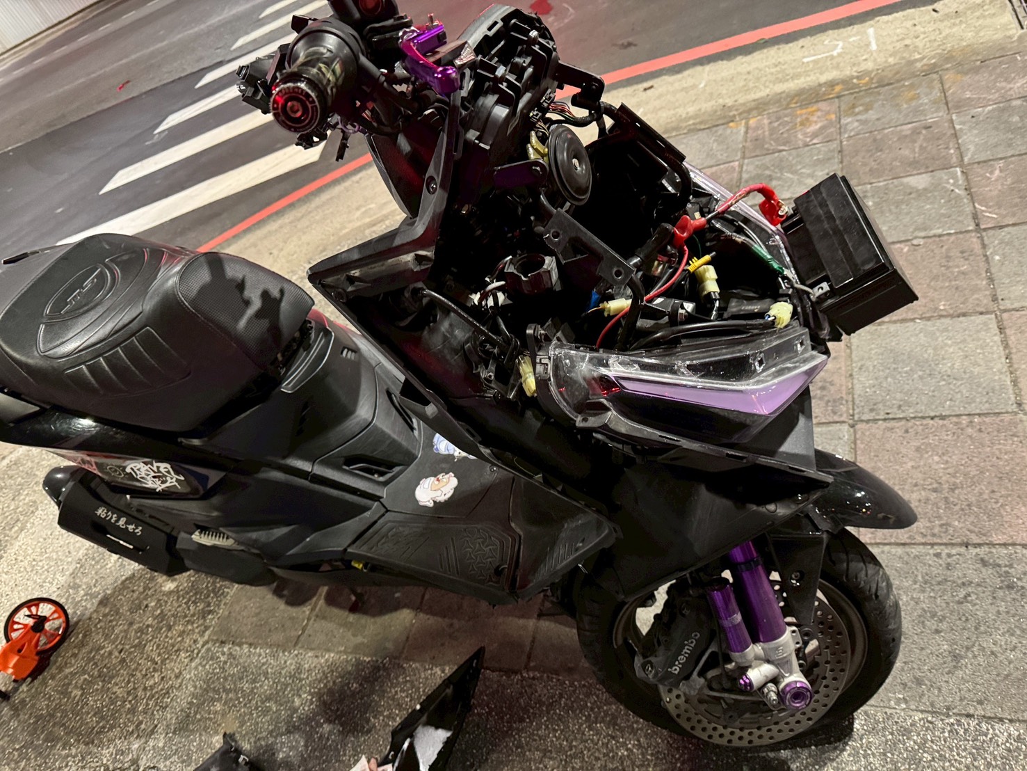 ▲洪男機車嚴重毀損、滿目瘡痍。(翻攝畫面)
