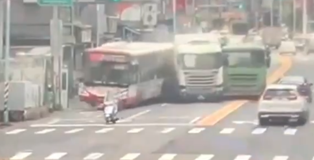 撞擊畫面曝光!桃園龜山大貨車撞公車與曳引車 9人受傷送醫