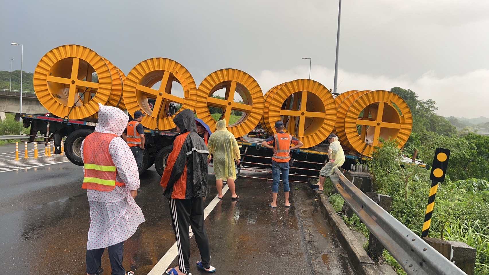 天雨路滑釀禍! 國道3號拖板車自撞護欄折甘蔗