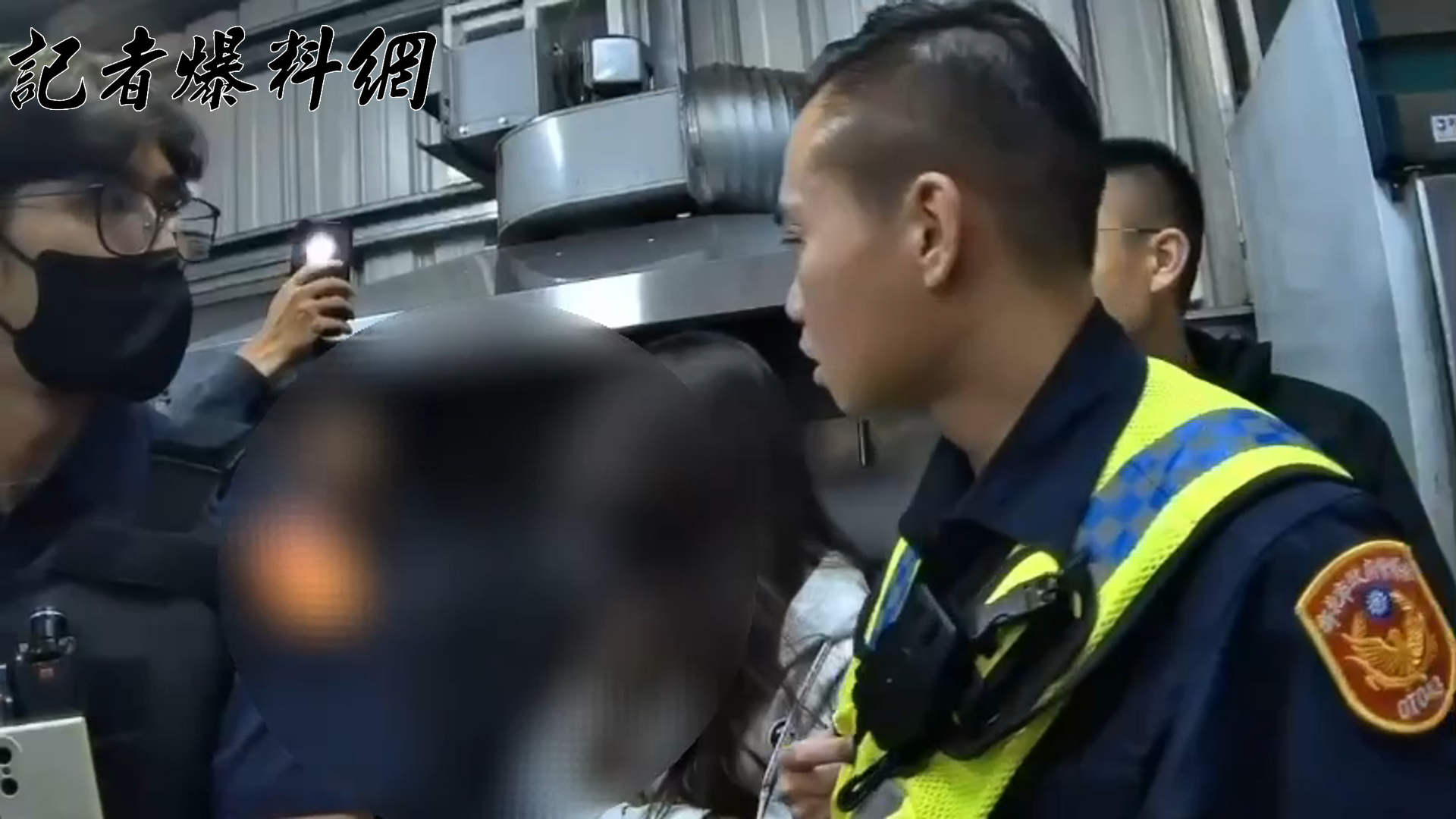 ▲新北市泰山區新五路1處小吃攤,今(18)日凌晨3時許傳出警民衝突。(翻攝畫面)