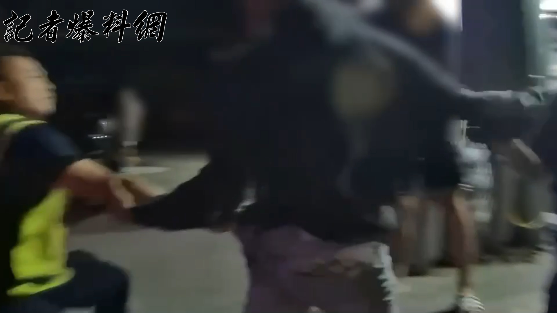 ▲警方依妨害公務罪嫌壓制逮捕屢屢挑釁的郭姓男子。(翻攝畫面)