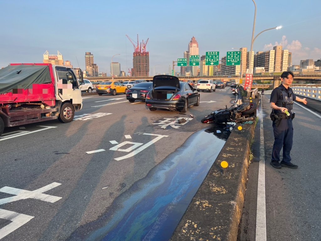 忠孝橋死亡車禍!男騎士自撞分隔島彈飛汽車道遭撞不治