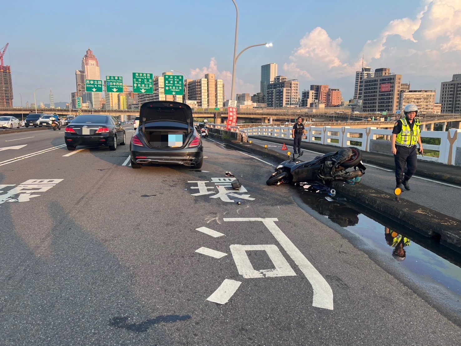 ▲男子騎乘機車不明原因自撞分隔島後彈飛到汽車道上,先後遭2輛汽車撞擊又彈回機車道。(翻攝畫面)