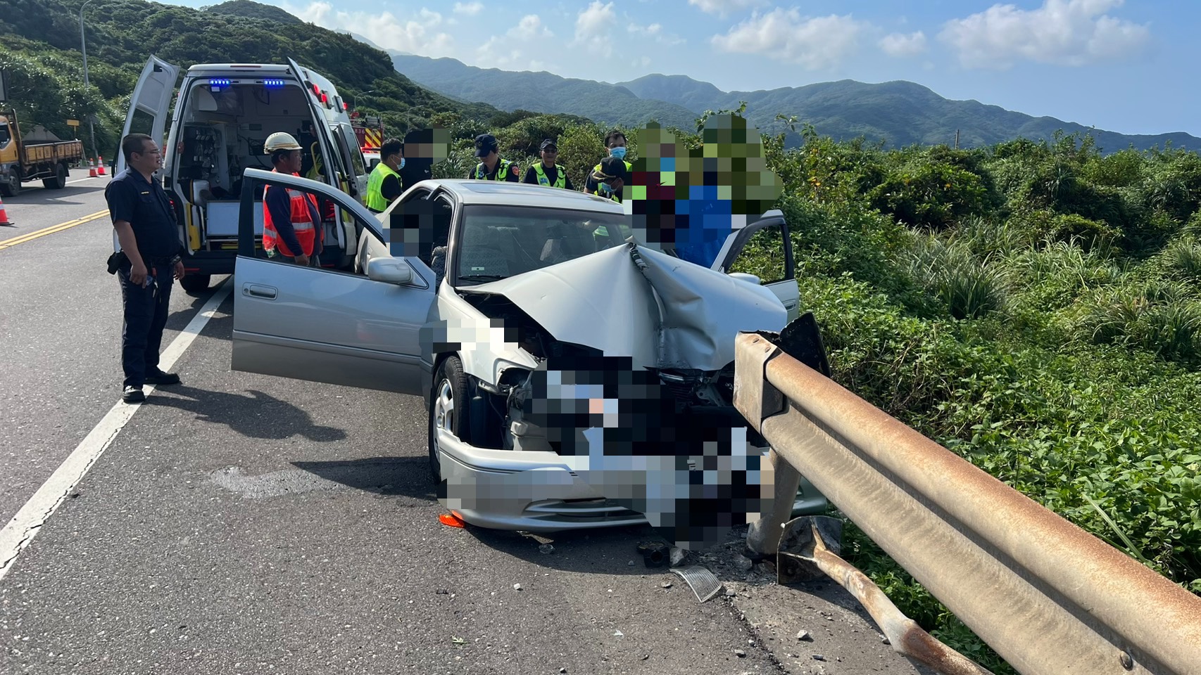 ▲新北市貢寮區台2線93.6ｋ處，今（18）日下午15時許發生1起自撞車禍。（翻攝畫面）