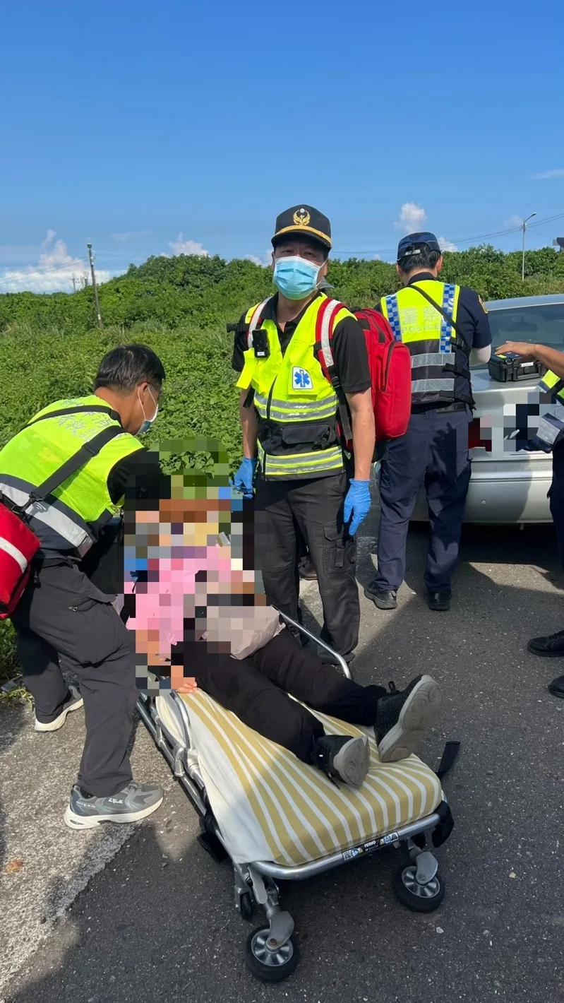 ▲新北市消防局獲報派遣救護車前往現場，將駕駛陳女以及另外3名乘客送往衛生福利部基隆醫院就醫。（翻攝畫面）