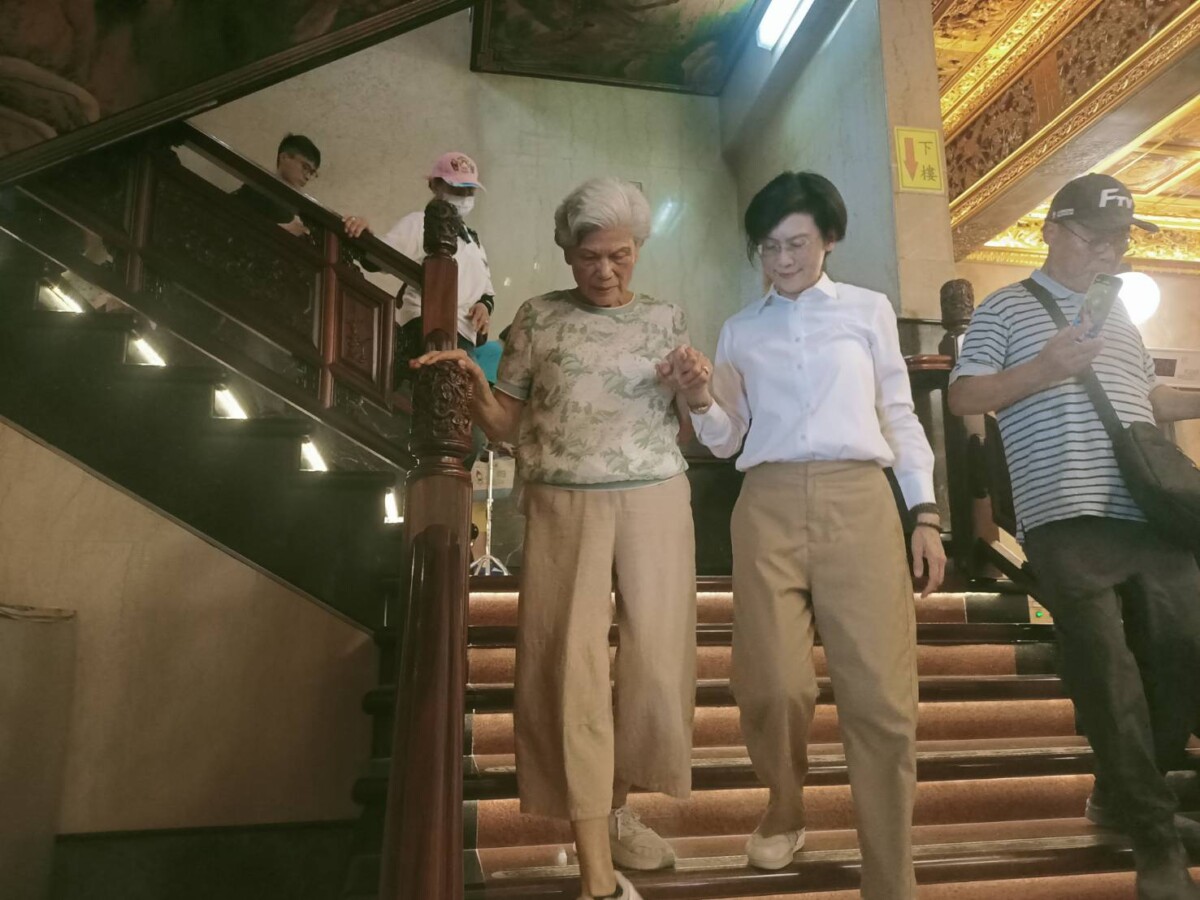 ▲圖說: 林岱樺偕同母親參香祈福求平安,強調將持續為高雄打拚。( 記者李堂安攝)