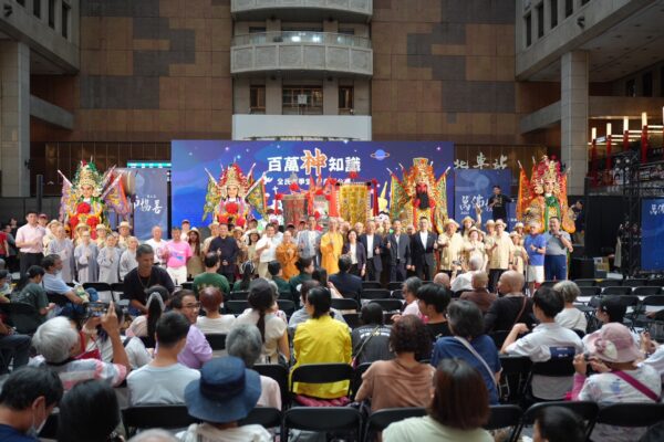 百萬神知識」總決賽記者會，宗教長老與貴賓齊聚，包括內政部宗教及禮制司代司長羅素娟、民進黨宗教委員會余政憲總召，以及中華男籃教練桑茂森，共同合影留念。圖/宗聯會