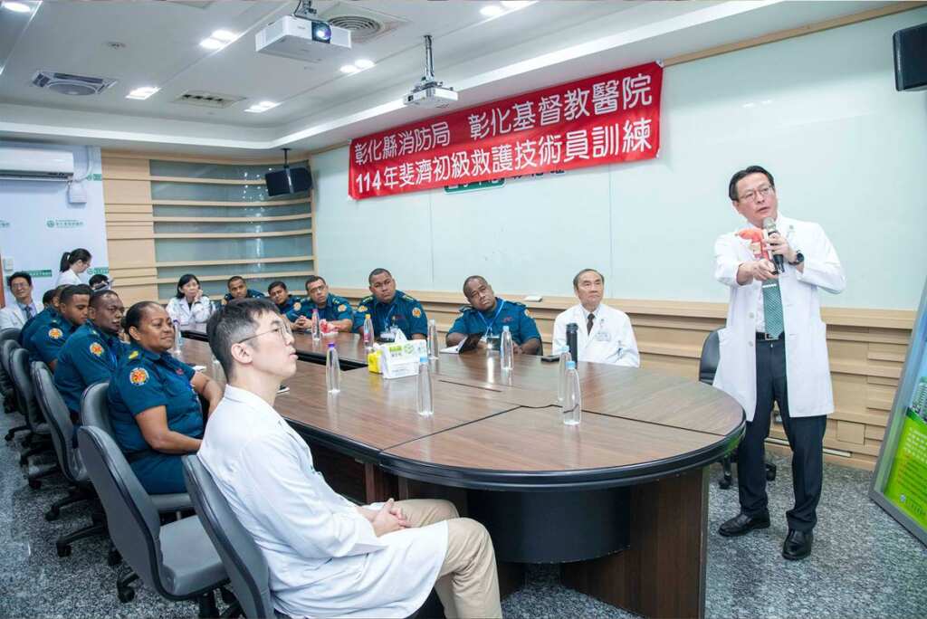 ▲彰基攜手彰縣消防局於114年4月下旬舉辦斐濟首批救護員訓練,總院長陳穆寬教授親自歡迎斐濟學員並投入授課。(彰化基督教醫院提供)