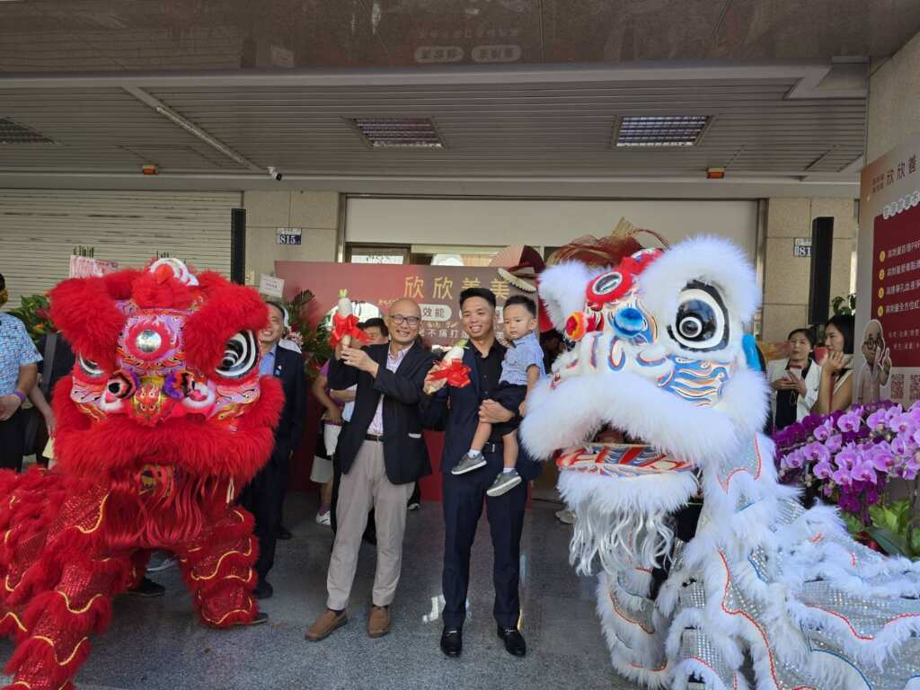 ▲欣欣善美生活診所開幕，現場舞龍舞獅助陣，主任醫師鍾智淵（左）、吳峻青醫師歡迎嘉賓蒞臨。（記者林明佑攝）