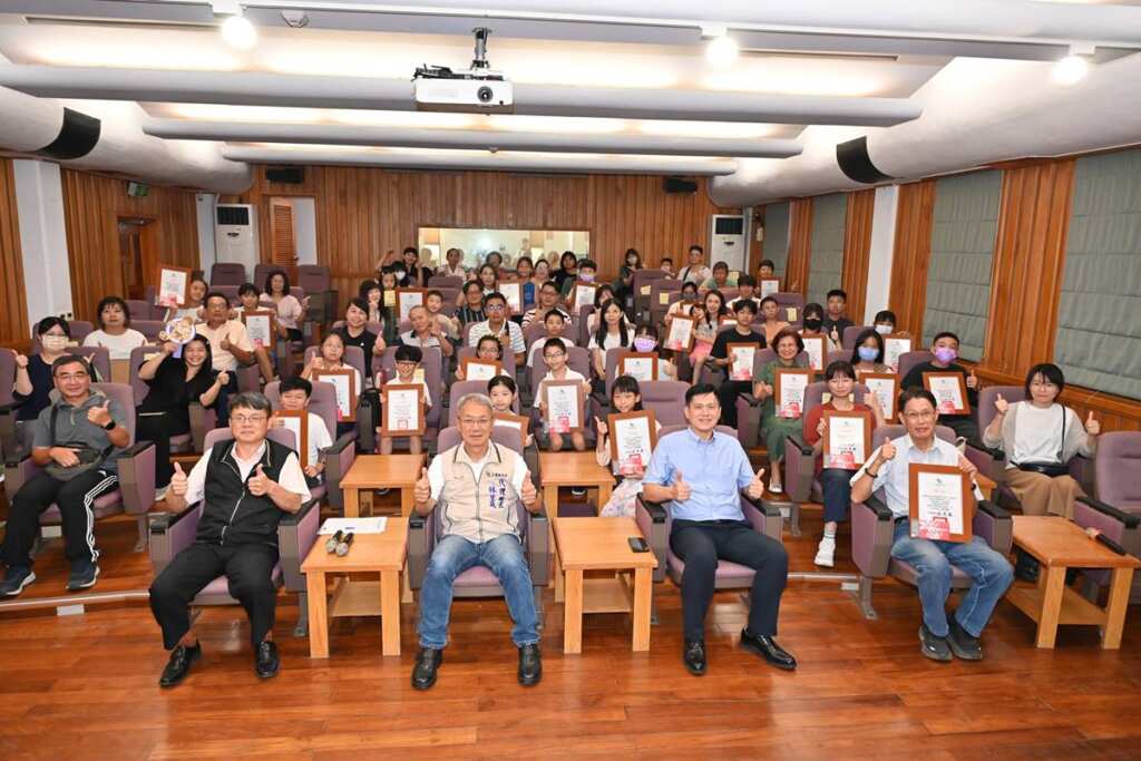 ▲宜蘭縣政府舉辦校園誠信廉政繪畫比賽,日前完成評審作業,評選出多件兼具創意與寓意的優秀作品,今日在縣府多媒體簡報室舉行公開頒獎典禮。