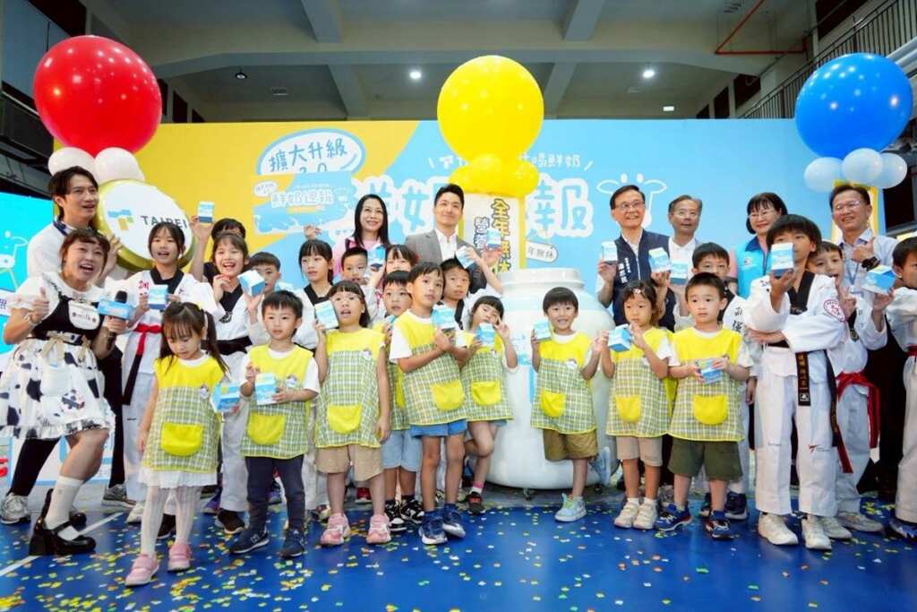 ▲臺北市長蔣萬安今日宣布,深獲市民好評的「鮮奶週報-生生喝鮮奶」政策,將於9月1日起全面升級至2.0版本,以嶄新的面貌與更便利的服務,迎接開學季。