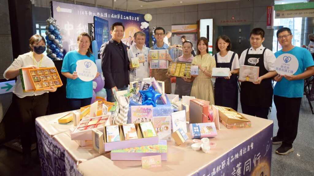 ▲新北副市長朱惕之、年度代言人吳怡霈與勞工局長陳瑞嘉聯手推薦秋節好禮。