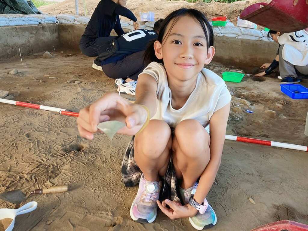 ▲在探坑中一寸寸挖掘，親手觸摸家鄉歷史。