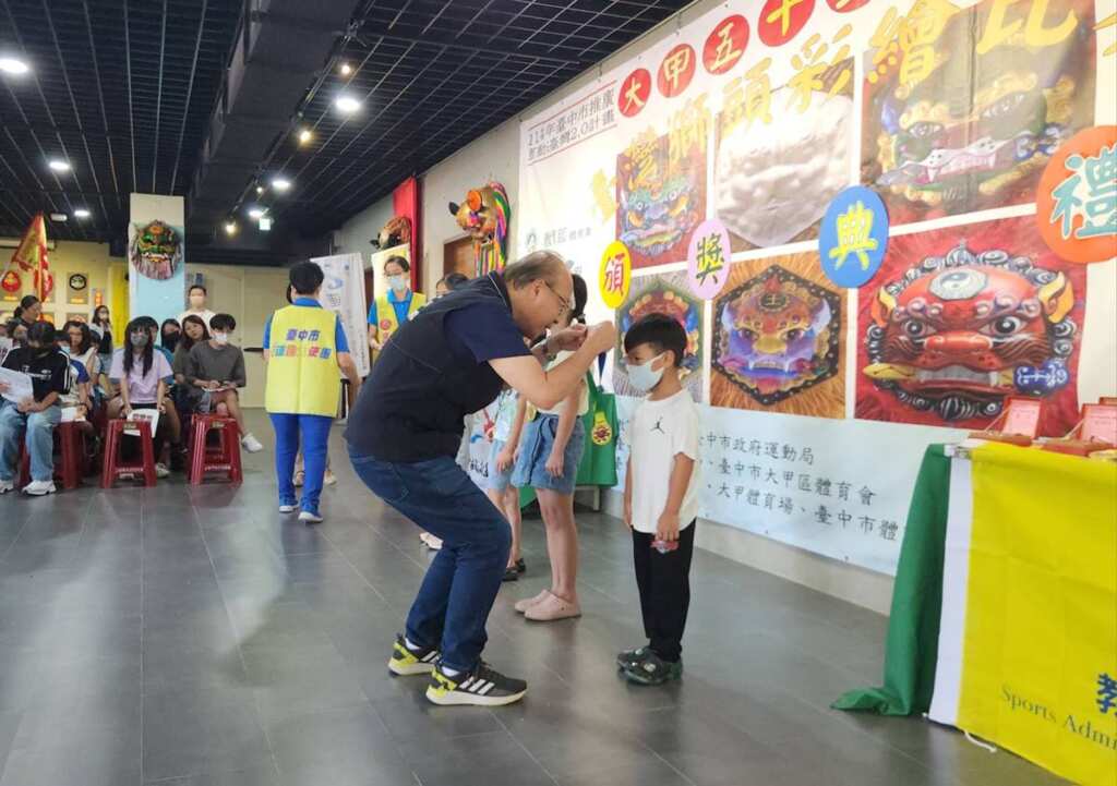 ▲市府運動局副局長謝明儒代表局長游志祥至現場表揚優勝者並頒發獎狀與獎金。