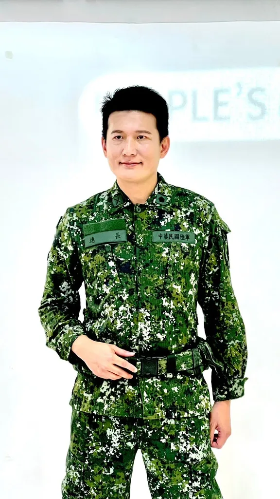 張凱鈞表示,自己台大雙主修畢業後,選擇投筆從戎,自願從事軍職,一路從入伍生晉升至少校(相片截取自張凱鈞臉書)