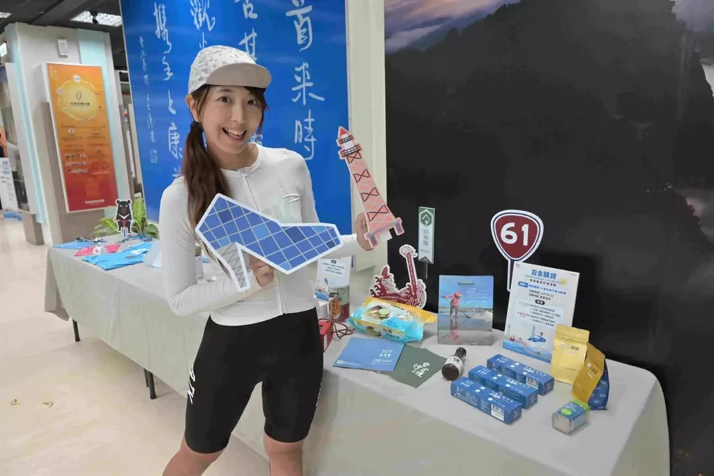 小D與雲嘉南在地產品(交通部觀光署雲嘉南濱海國家風景區管理處提供)