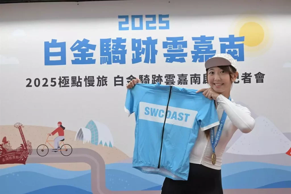 小D與車衣(交通部觀光署雲嘉南濱海國家風景區管理處提供)