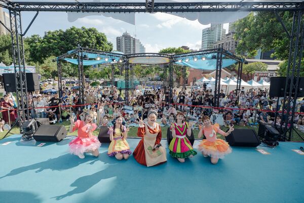 口袋影展音樂會人潮爆滿　水果奶奶、幻藍小熊掀高潮