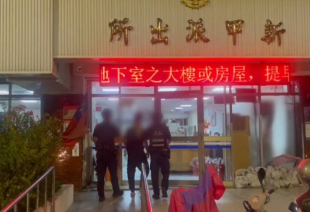 情侶吵架變街頭格鬥 沒品男爆揍女友+扯髮拖行「她跪地求饒」繼續扁 221 24825081806