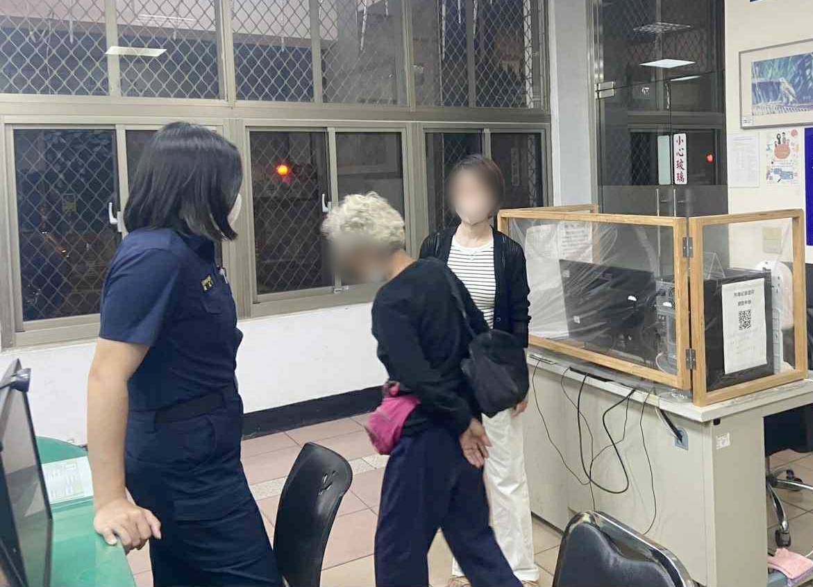 老婦深夜呆坐大園交流道旁 警方一查:已被通報失蹤 375905 0