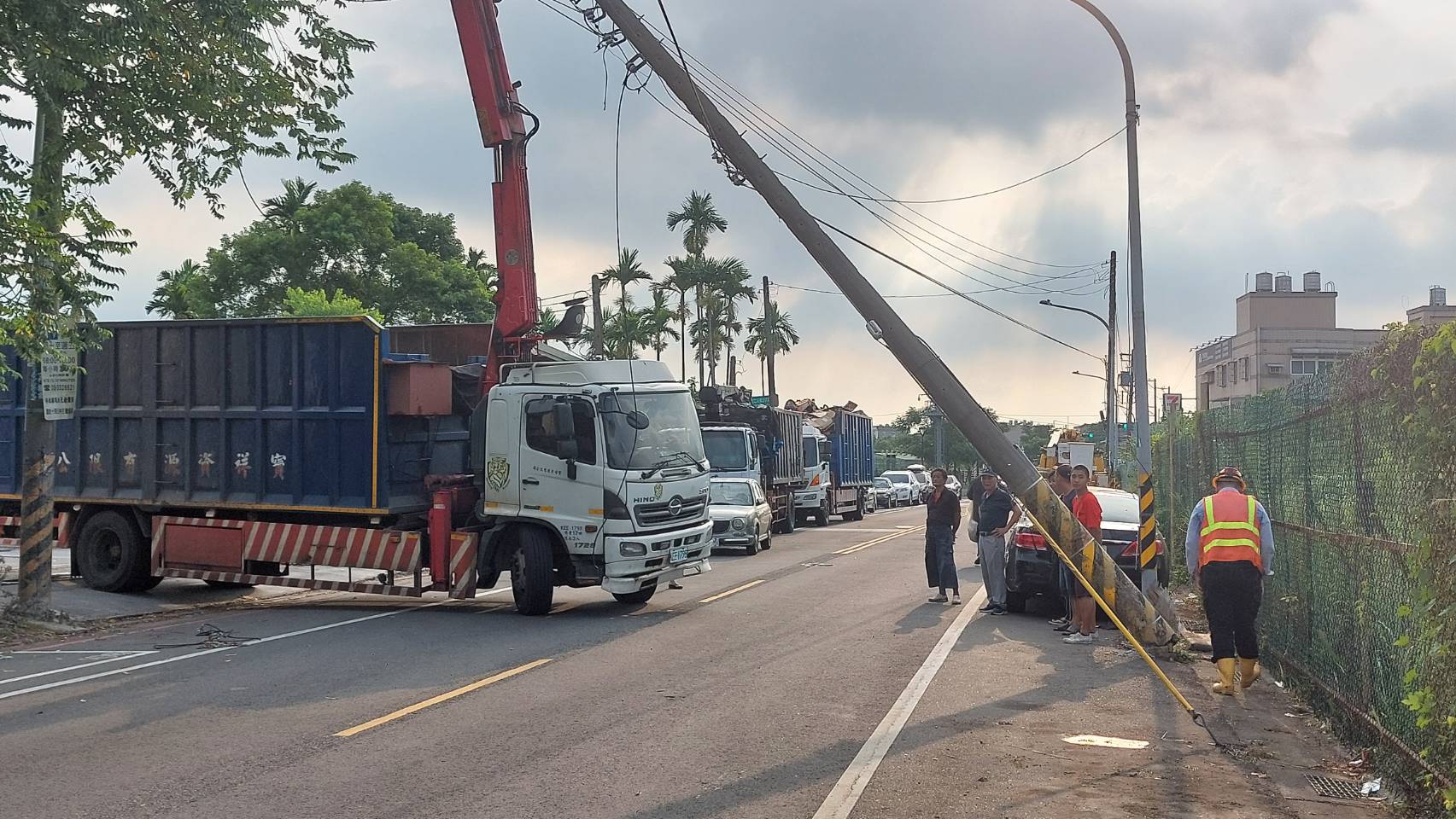 桃園大貨車吊臂勾倒電桿 電線燃燒起火警急封路 2267706 0