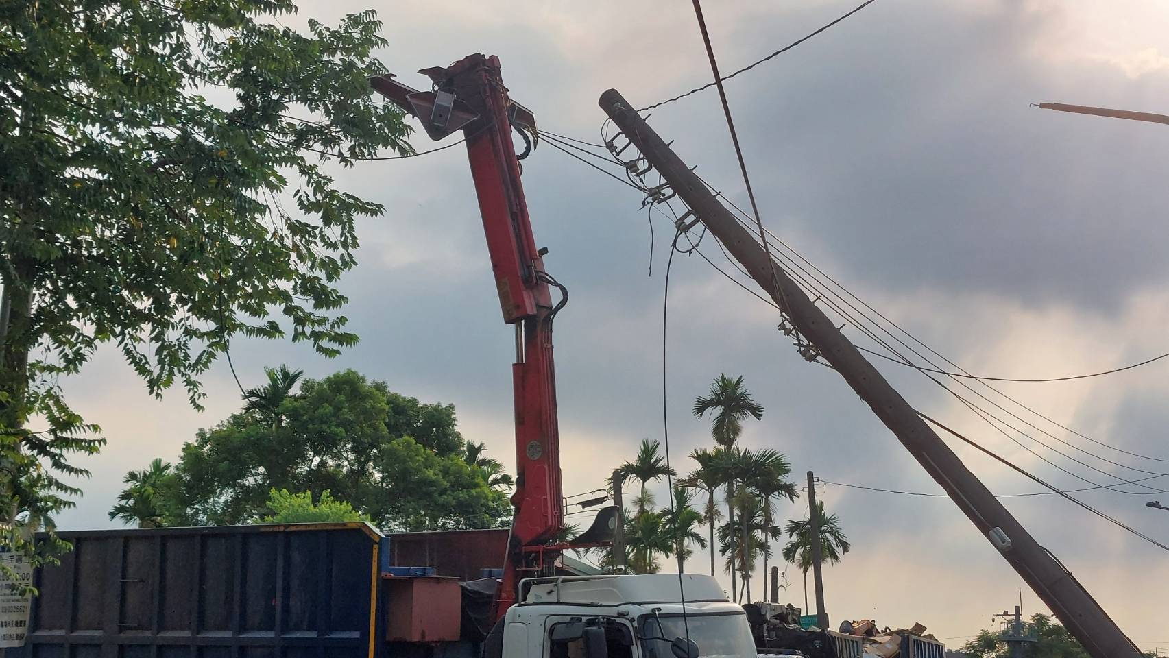 桃園大貨車吊臂勾倒電桿 電線燃燒起火警急封路 2267707 0